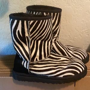 Ugh Zebra white and black size 7
